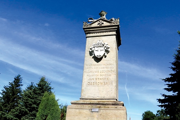 Monument upamiętniający gen. Dąbrowskiego integruje mieszkańców. Przypomina także o innej bywającej w tym miejscu postaci – ks. Karolu Wojtyle.