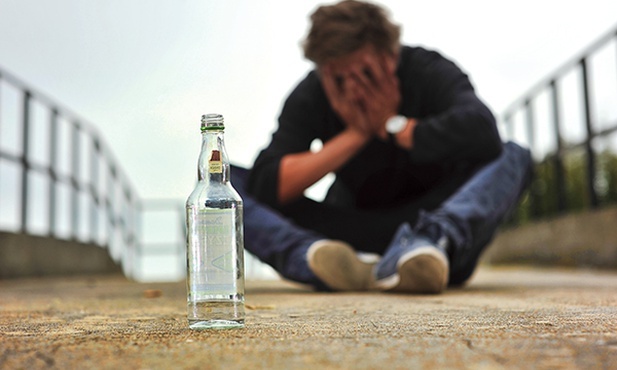 Każdego roku statystyki dotyczące spożywania alkoholu wzrastają, a po napoje wysokoprocentowe sięgają coraz młodsze osoby.