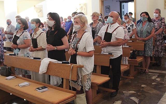 Uczestnicy Eucharystii w karmelitańskim kościele.