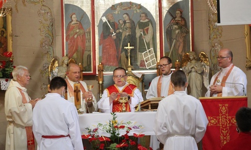 Ks. proboszcz Witold Grzomba ze Skoczowa przewodniczył Mszy św. w Bielowicku.