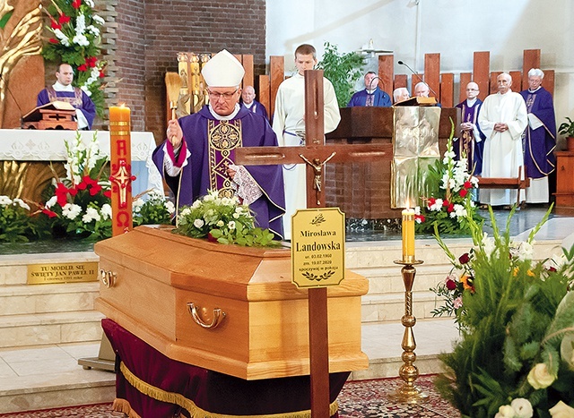 Mszy pogrzebowej przewodniczył bp Krzysztof Zadarko.
