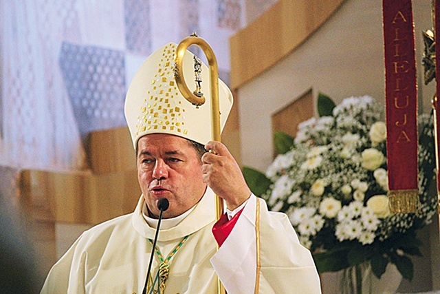 ▲	Arcybiskup Jan Romeo Pawłowski.