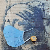 Pandemiczna wersja muralu, na którym artysta Banksy uwiecznił „Dziewczynę z perłą” Johannesa Vermeera.
20.07.2020 Bristol, Wielka Brytania