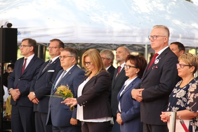 Abp Gądecki w Ossowie: Dziękujemy wam za ocalenie Ojczyzny i Europy 