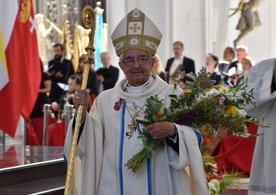Na zakończenie Mszy św. przedstawiciele parafii podziękowali arcybiskupowi seniorowi za lata posługi dla Kościoła.