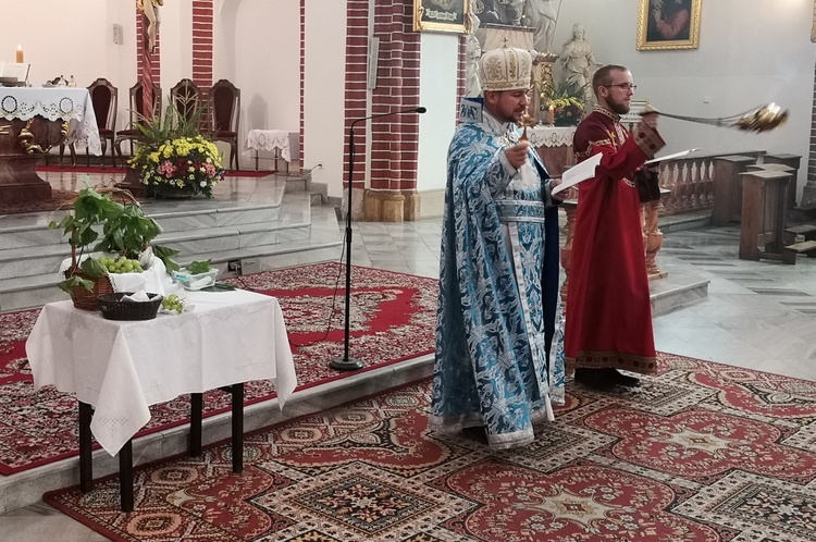 Ormiańskokatolickie obchody Wniebowzięcia NMP. Msza św. z poświęceniem winogron