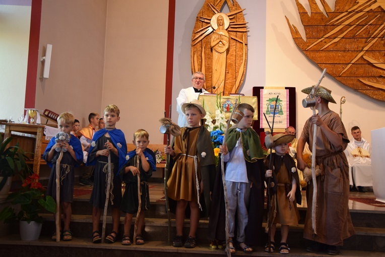 Od kilku lat dzieci w dniu odpustu przebieraja się za św. Rocha.