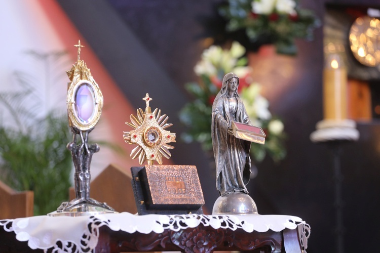 Modlitwom towarzyszyły relikwie św. Maksymiliana, w tym jego obozowy różaniec i miniaturowy kielich mszalny.