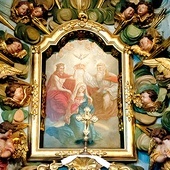 Bohaterką obrazu z ołtarza jest Najświętsza Maryja Panna.