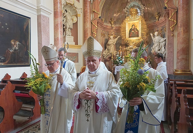 Biskup opolski Andrzej Czaja i biskup gliwicki Jan Kopiec po modlitwie w kaplicy Matki Bożej Pokornej.