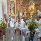 Biskup opolski Andrzej Czaja i biskup gliwicki Jan Kopiec po modlitwie w kaplicy Matki Bożej Pokornej.