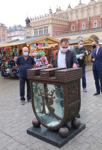 Skarbonka na ratowanie zabytków Krakowa wróciła na Rynek Główny