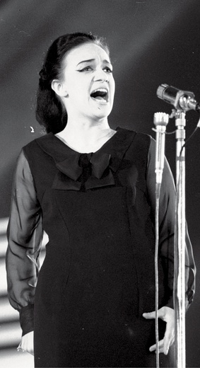 Ewa Demarczyk zawsze występowała w czarnym stroju i w czarnej scenerii.
