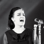 Ewa Demarczyk zawsze występowała w czarnym stroju i w czarnej scenerii.