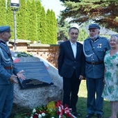 Kamień-pomnik ustawiono w Jankowicach z inicjatywy Roberta Grudnia (drugi od lewej).