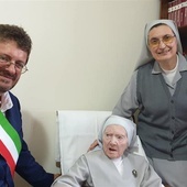 Siostra Constanza z jedną ze współsióstr oraz z Giampiero Fossim, burmistrzem miasta Signa.
