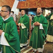 ▲	Młodzieży towarzyszą księża z różnych wspólnot parafialnych i środowisk. 