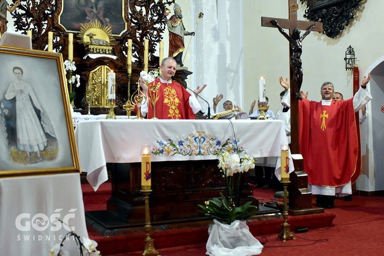 Mszy św. przewodniczył ks. Krzysztof Herbut, który poprowadził na koniec rozbudowane uwielbienie.
