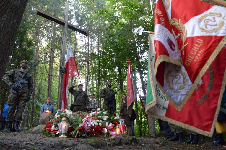 W pobliżu miejsca śmierci bohaterów stoi drewniany krzyż. Przy nim złożono wieńce i wiązanki kwiatów.