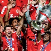 Piłkarze Bayernu z pucharem za zwycięstwo w Lidze Mistrzów.