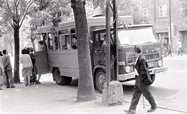 W Lublinie podczas strajku komunikacji ludzi podwożono taborem miejscowych zakładów pracy. Lublin, lipiec 1980 r.