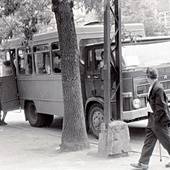 W Lublinie podczas strajku komunikacji ludzi podwożono taborem miejscowych zakładów pracy. Lublin, lipiec 1980 r.