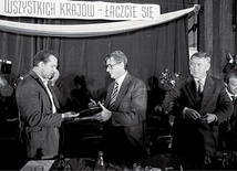 Wymiana dokumentów podpisanych przez Międzyzakładowy Komitet Strajkowy z Komisją Rządową. Po lewej Marian Jurczyk, przewodniczący MKS, po prawej wicepremier Kazimierz Barcikowski. Szczecin, 30.08.1980 r.