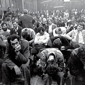 Przedstawiciele strajkujących zakładów skupionych w oczekiwaniu na wynik rozmów z delegacją rządową prowadzonych na kopalni „Manifest Lipcowy” (obecnie „Zofiówka”). Jastrzębie-Zdrój, 3.09.1980 r.