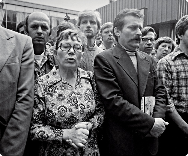 Anna Walentynowicz i Lech Wałęsa w czasie modlitwy podczas strajku w Stoczni Gdańskiej. Sierpień 1980 r.