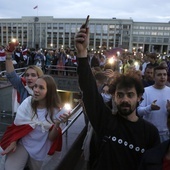 Białoruś: OMON rozpędził demonstrację w centrum Mińska, zablokował ludzi w kościele