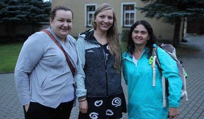 Od lewej pątniczki: Karolina Michulec, Asia Urbaniec i Marta Wolska.