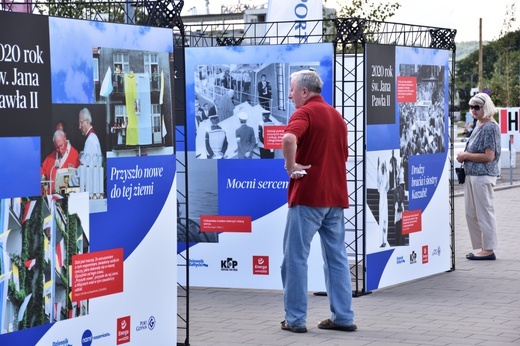 Fotografie Jana Pawła II na gdyńskim skwerze