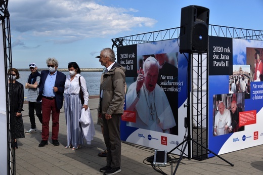 Fotografie Jana Pawła II na gdyńskim skwerze