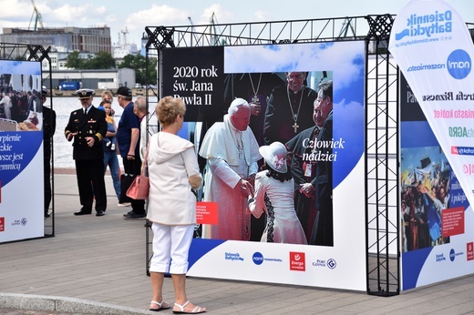 Fotografie Jana Pawła II na gdyńskim skwerze