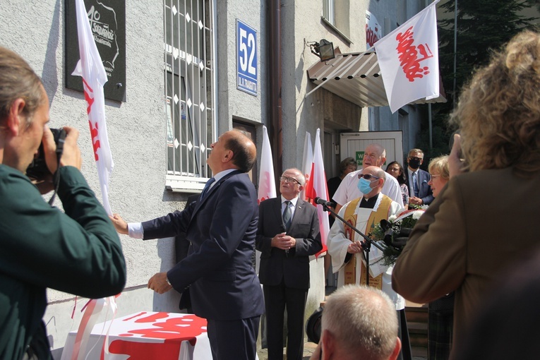 Tablica pamiatkowa znajduje się na ścianie budynku Zarządu Regionu NSZZ „Solidarność” Ziemia Radomska przy ul. Traugutta.