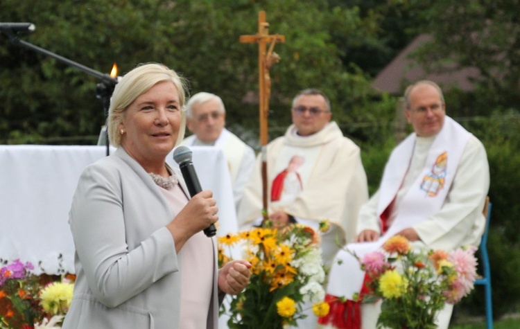 Dyrektor Lidia Nowotarska zaprosiła i uczniów, i rodziców do wspólnej pracy w nowym - specyficznym - roku szkolnym.