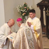 Biskup Jan Kopiec przekazuje proboszczowi o. Robertowi Więckowi SJ dekret ustanawiający diecezjalne sanktuarium.