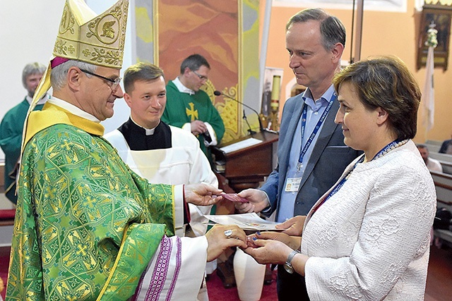 Biskup przekazuje dekret powołujący Krzysztofa i Małgorzatę Jaśkowiaków na parę diecezjalną wspólnoty oazowej.