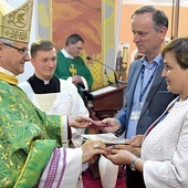 Biskup przekazuje dekret powołujący Krzysztofa i Małgorzatę Jaśkowiaków na parę diecezjalną wspólnoty oazowej.