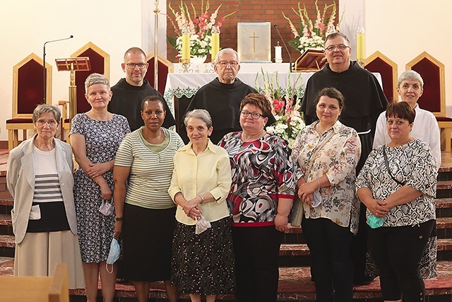 Po Eucharystii: siostry, wolontariuszki i franciszkanie.