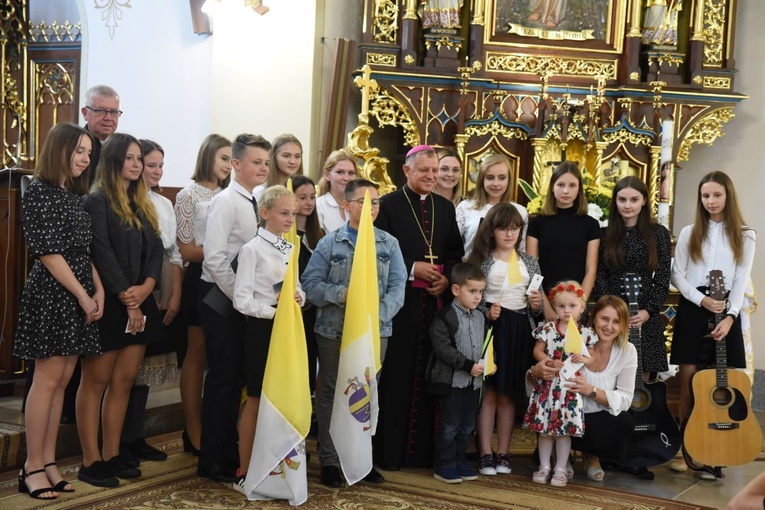 Abp Mieczysław Mokrzycki podziękował dzieciom i młodzieży za przedstawienie św. Jana Pawła II w wierszach i piosenkach.