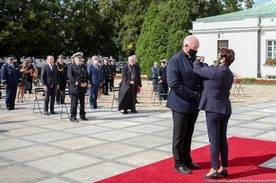 Prezydenckie odznaczenie ks. Głodowskiemu wręczyła minister Halina Szymańska, szefowa KPRP.