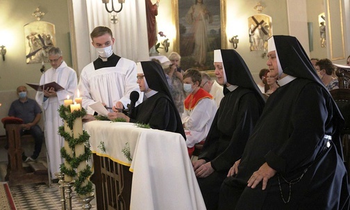 S. Franciszka Śliwińska, s. Aniela Wojda i s. Małgorzata Seredyńska odnawiają swoją profesję zakonną.