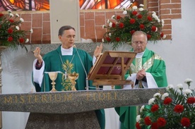 Bp Adam Bałabuch przewodniczył Mszy św. w rogoźnickim kościele.