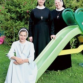 Siostry nazaretanki Blanka, Ewa i Karolina pracują z mamami oraz ich pociechami w bielskim Lipniku.