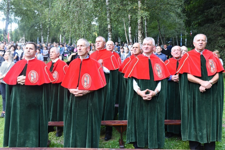 Wśród pielgrzymów wyróżniali się Rycerze Królowej Rodzin z Ropczyc.