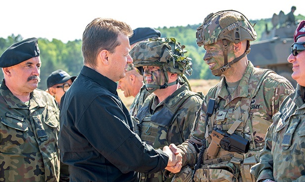 17 czerwca 2020 r. Minister Błaszczak rozmawia z żołnierzami US Army uczestniczącymi w ćwiczeniach Defender Europe 20+ w Drawsku Pomorskim.