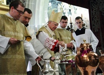 Abp Jędraszewski: Kapłan ma składać ofiarę z siebie na ołtarzu krzyża
