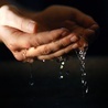 Przebaczyć łatwo jakby wypuścić wodę z ręki. Jak Bóg