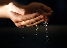 Przebaczyć łatwo jakby wypuścić wodę z ręki. Jak Bóg